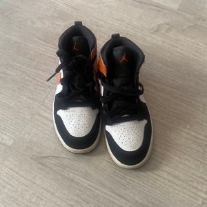 Air Jordan Mid 1